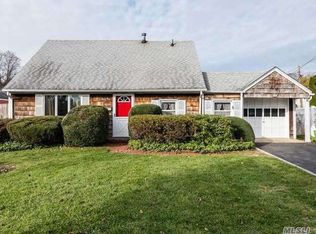42 Peachtree Ln, Carle Place, NY 11514