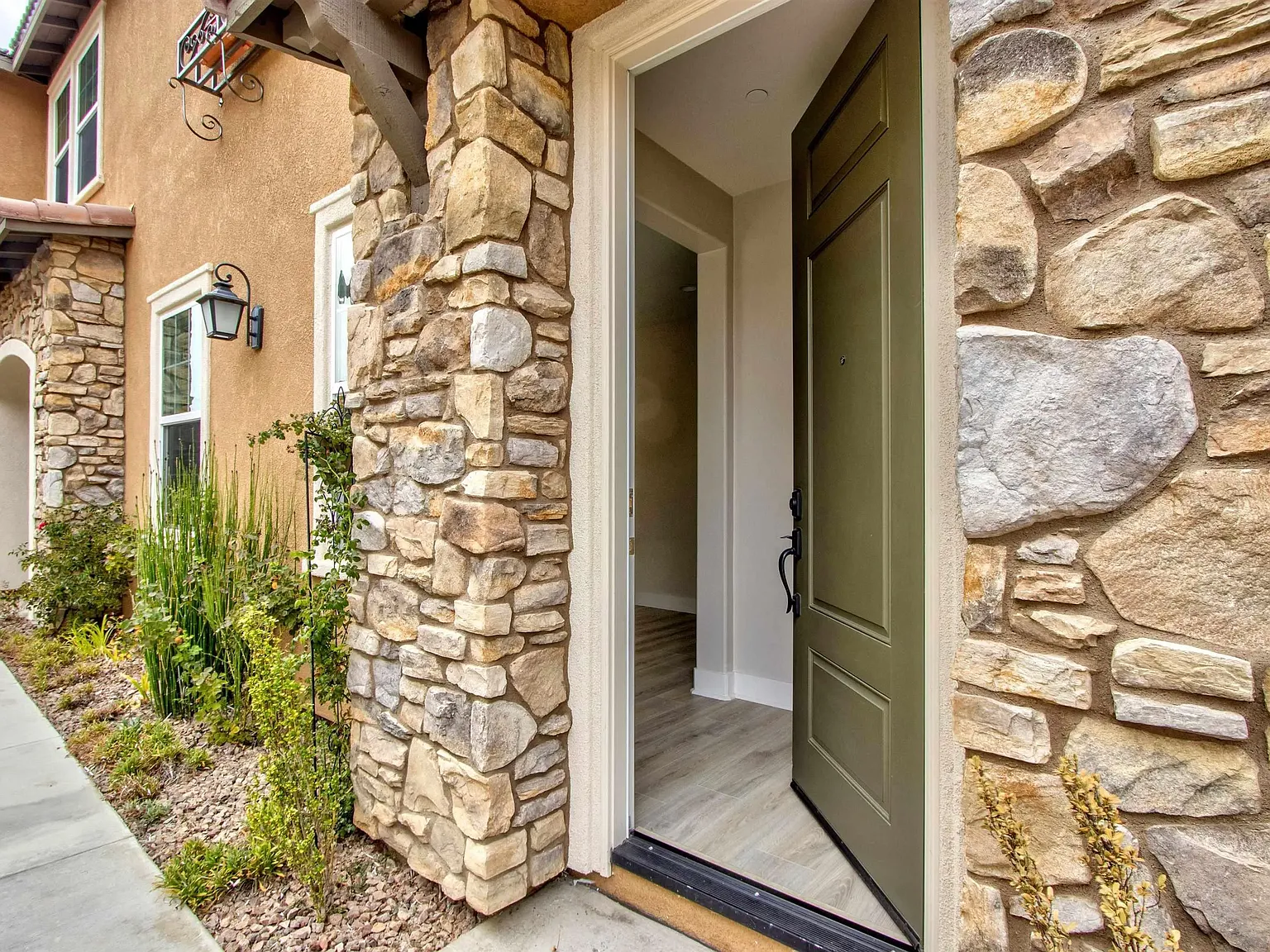 4 bed, 3.5 bath, 2905 sqft, $4,950 — Photo 4