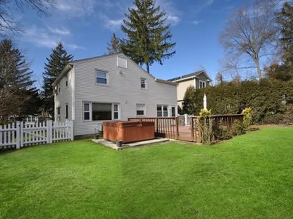 25 Malcolm St, Waldwick, NJ 07463