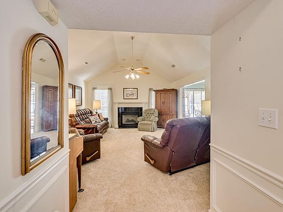 5th image of 372 Saint Julian Place