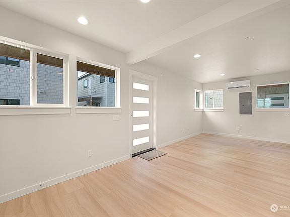 5th image of 476 SE Barrington Dr #B