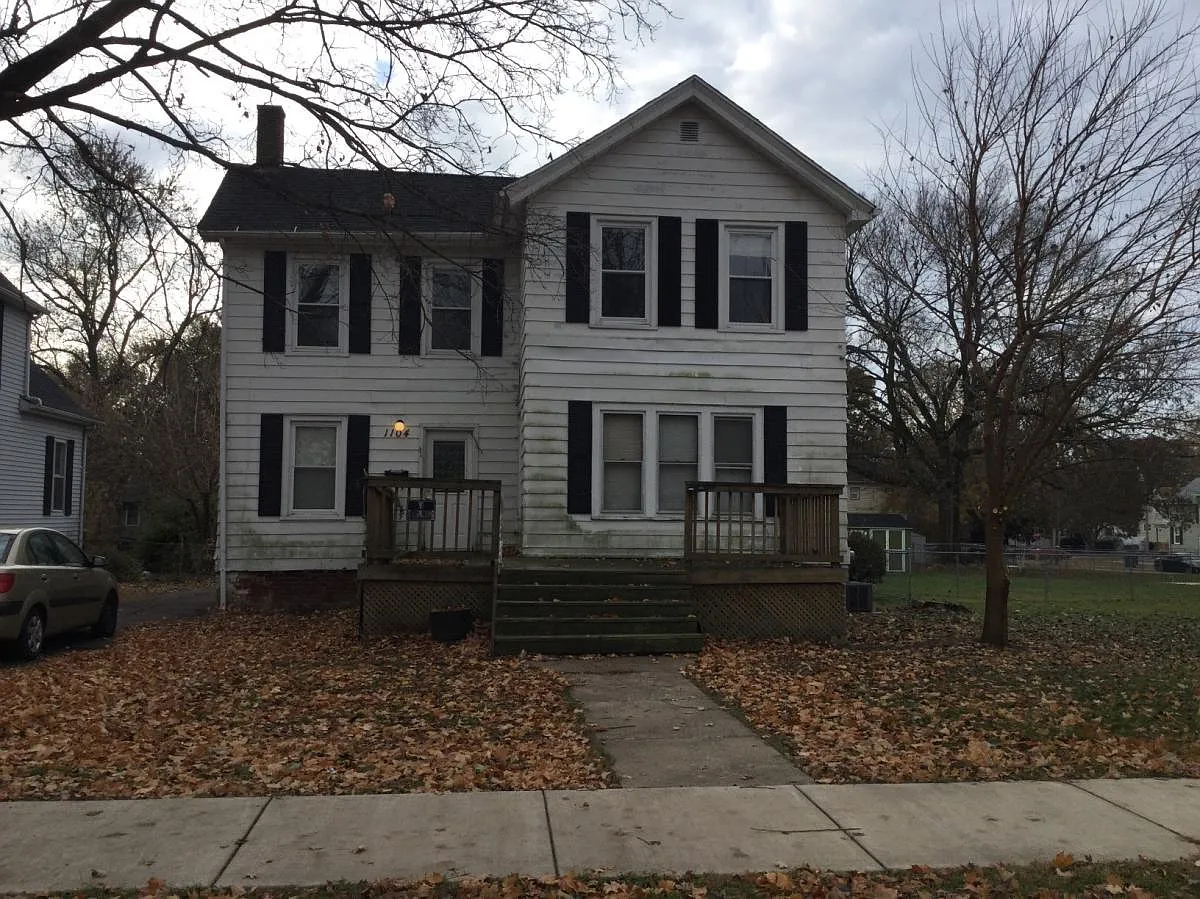 1104 E Kansas St photo 1
