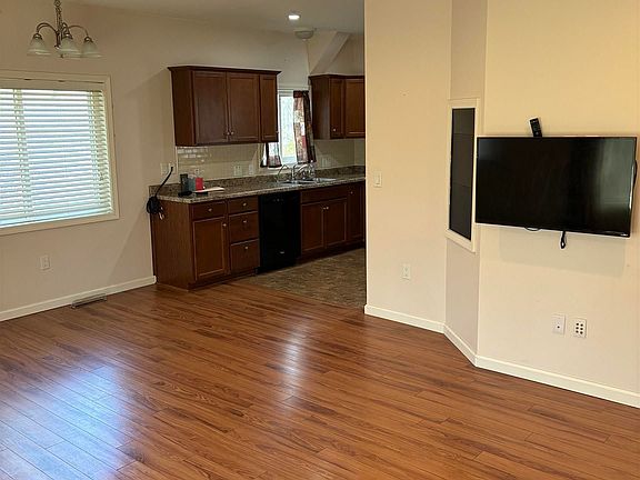5th image of 12850 Miller Rd