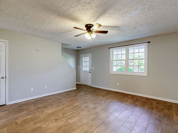 3rd image of 208 Oak Grove Dr