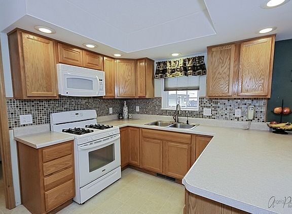 3rd image of 37477 N Grand Blvd