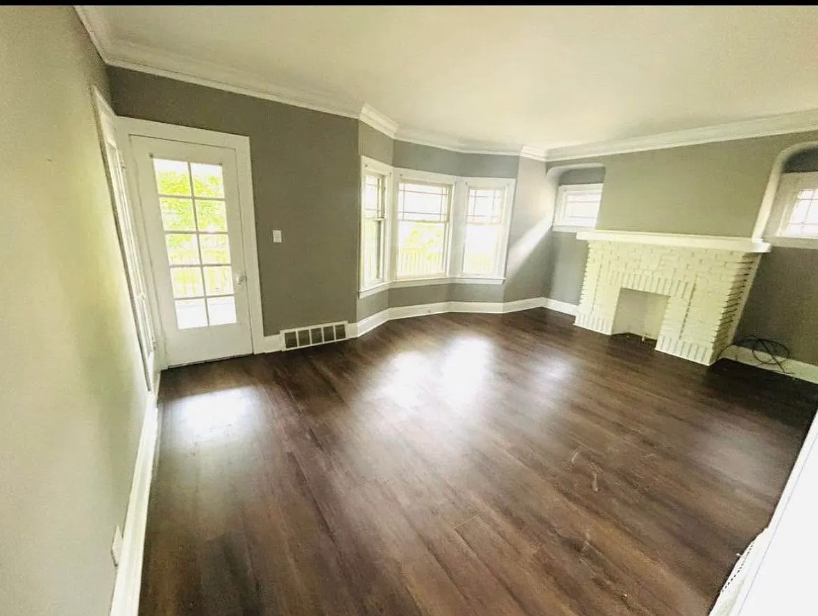 3 bed, 2300 sqft, $1,300 — Photo 3