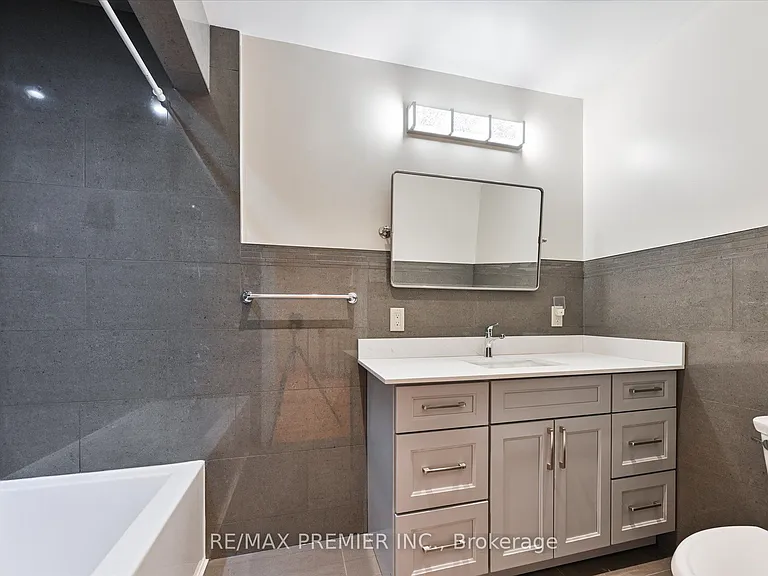 1575 Bayview Ave — Photo 12