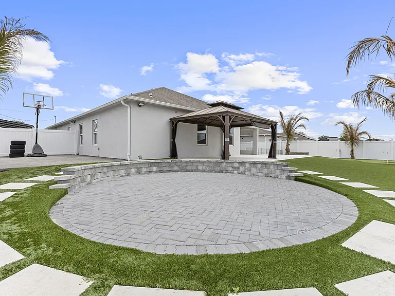 681 SW Millard Dr — Photo 3
