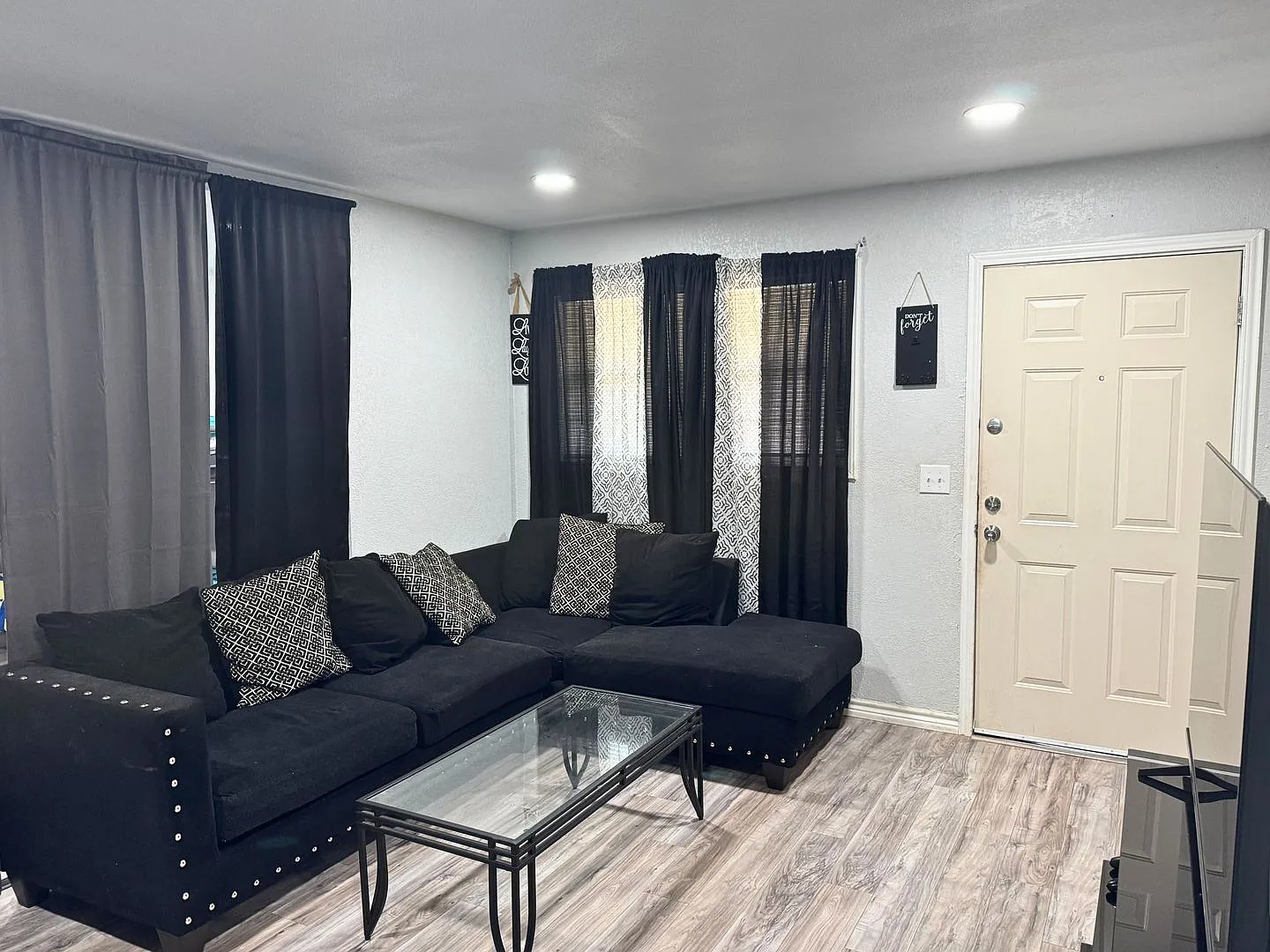 Recently Remodeled 3 Bed 1.5 Bath Home In Lynwood West! — Photo 2