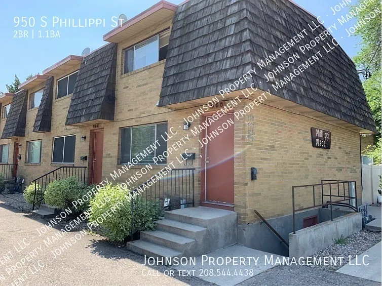 950 S Phillippi St — Photo 1