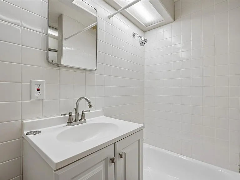 Kimberly Apartments — Photo 8