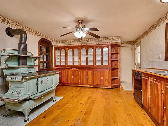 4th image of 363 Cooley St