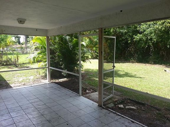 4th image of 449 SE Strait Ave