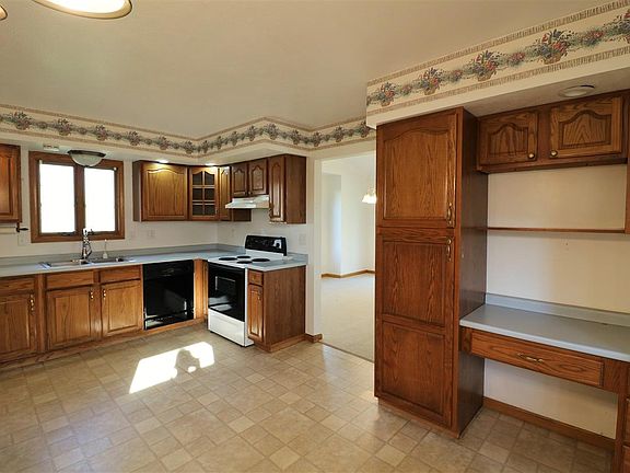 5th image of 22800 Springwood Dr