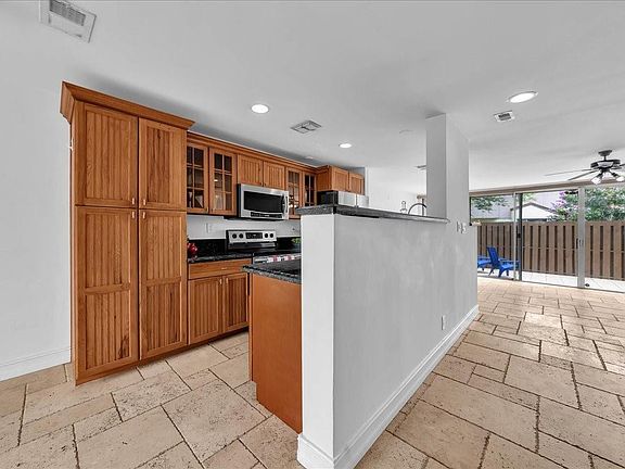 4th image of 869 NW 81st Terrace #2