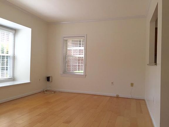 3rd image of 2524 Fairfax Dr