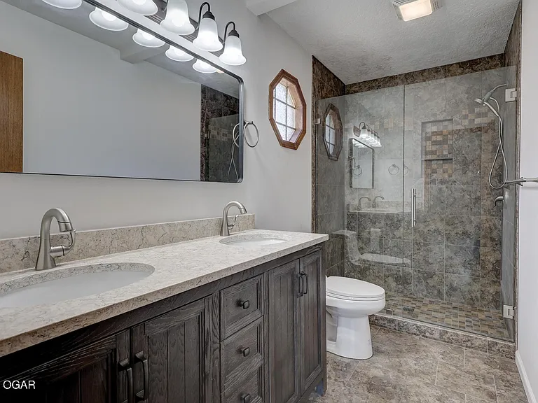 222 W Briarbrook Ln — Photo 9