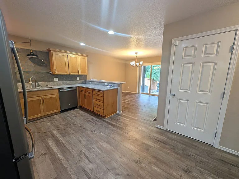 7302 Hayworth Ave NE — Photo 8