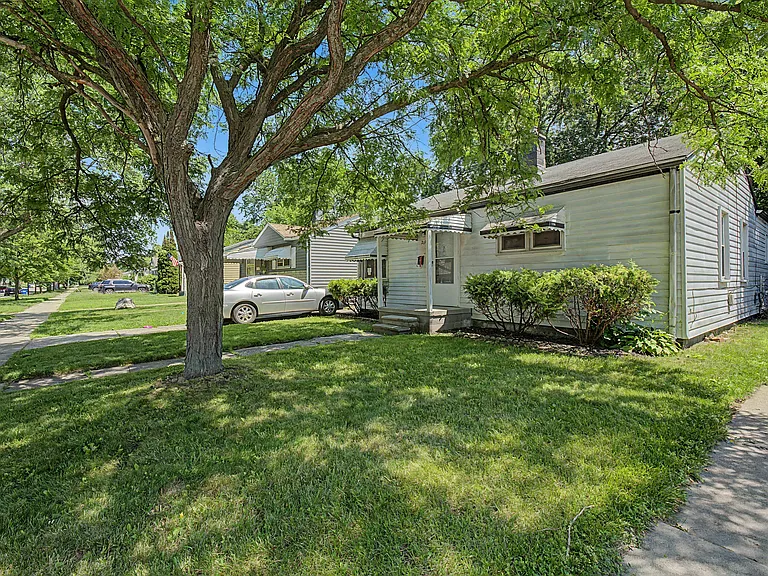 21106 Atlantic Ave — Photo 2