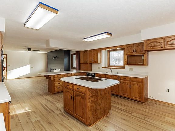 4th image of 133 E Lake Dr