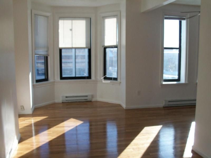 Spacious! Ample windows bath apartment with sunlight!