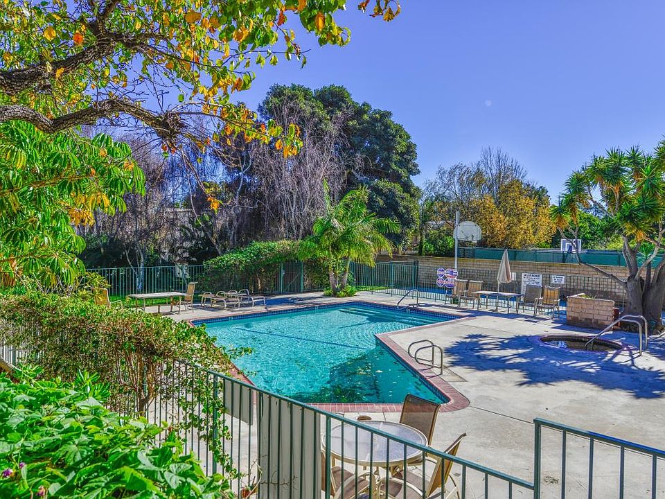 Pool and jacuzzi.