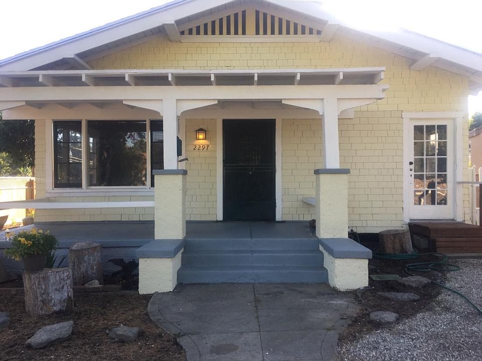 Main entrance with separate entrance to bonus room that lead