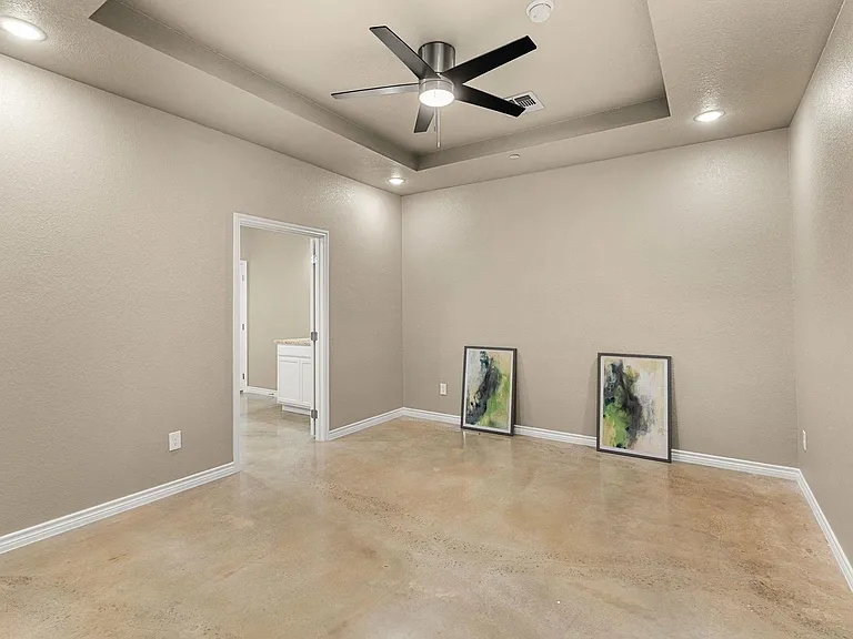 408 W Avenue C — Photo 13