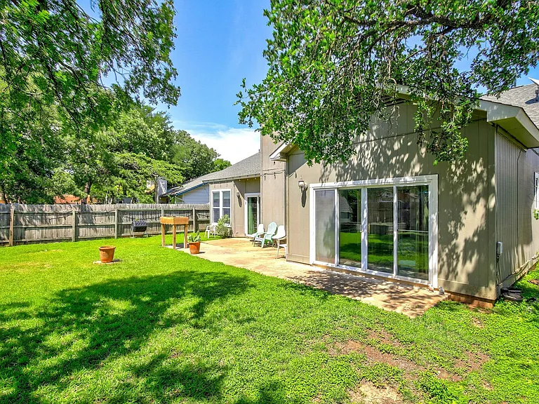 709 Sapling Cv — Photo 27