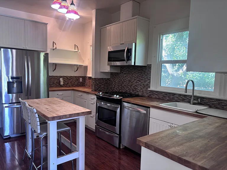 503 Bay St — Photo 11