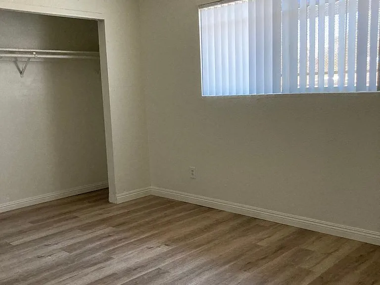 2501 Cedar Ave — Photo 11