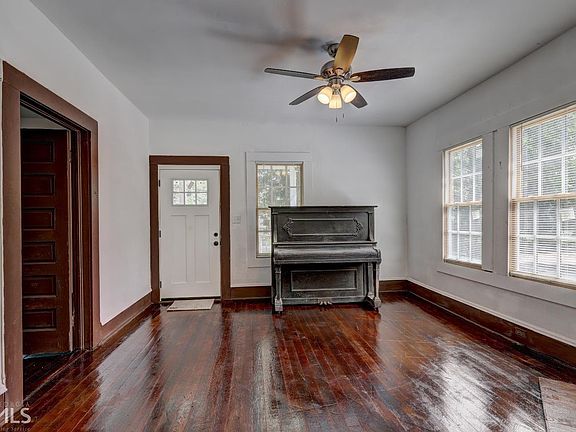 5th image of 928 E Broadway St