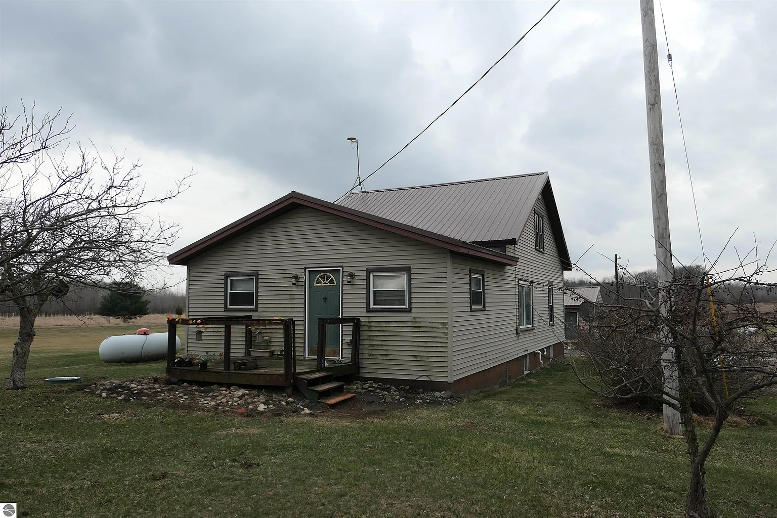 548 E Van Buren Rd photo 1