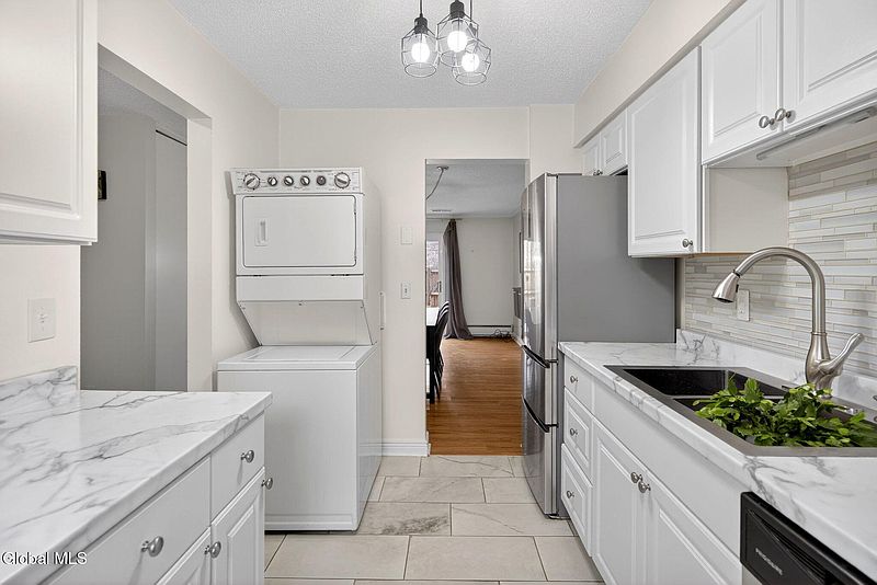 4th image of 80 Crestwood Terrace