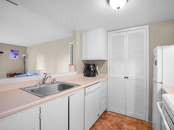 3rd image of 915 Fulton Ave APT 450