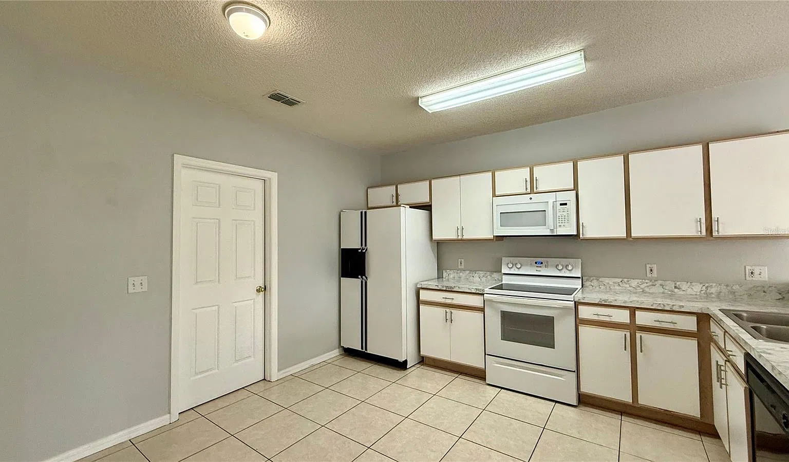 3 bed, 2.0 bath, 2106 sqft, $1,600 — Photo 4