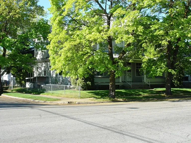 1425 1/2 N Madison St — Photo 9