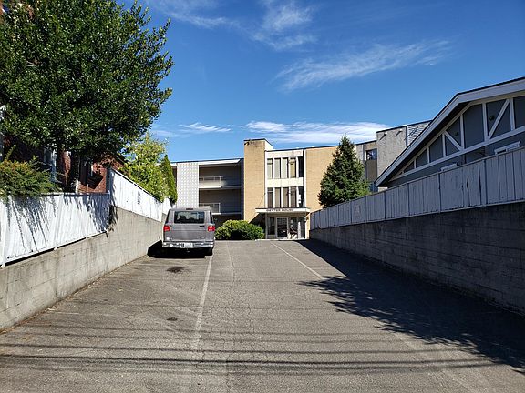 3rd image of 2004 Dexter Ave N #45dyapv6k