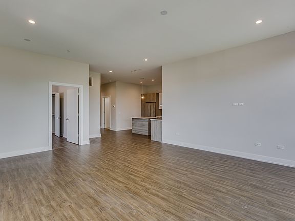 4th image of 1023 N Ashland Ave #405