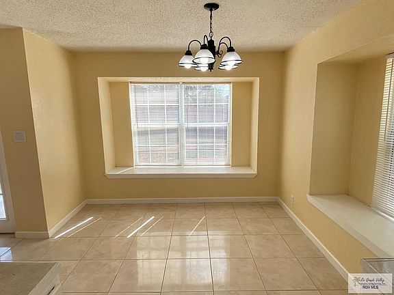 3rd image of 5 Wood Hollow Dr