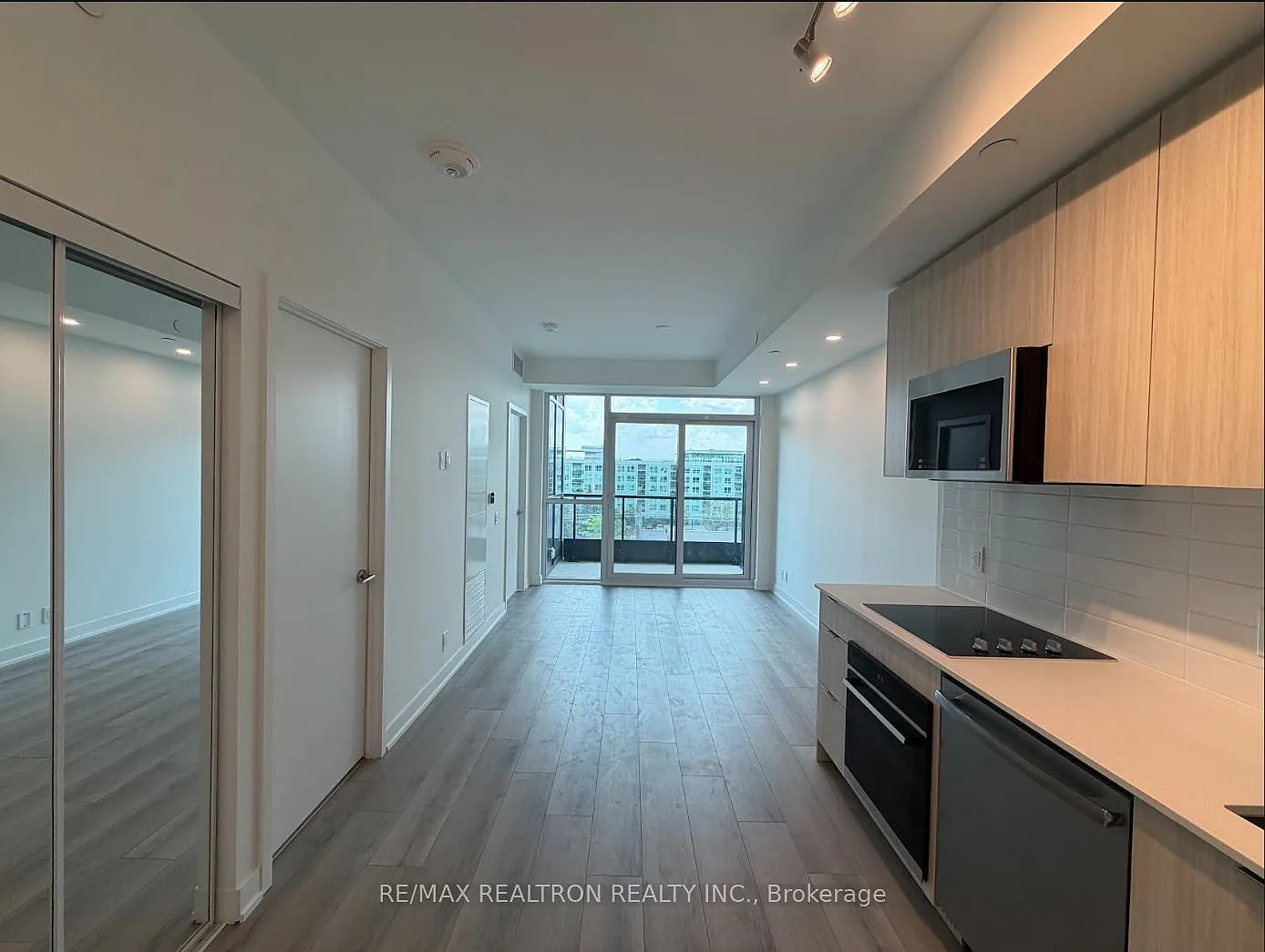 Linea Condos — Photo 3