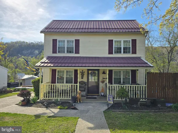 749 Harrison Ave, Berkeley Springs, WV 25411