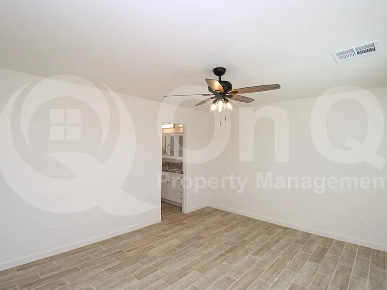 238 N Sycamore St — Photo 11