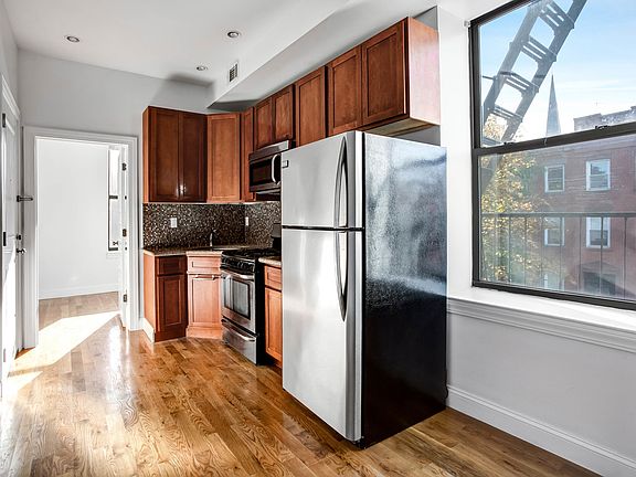 5th image of 142 Carroll St #1