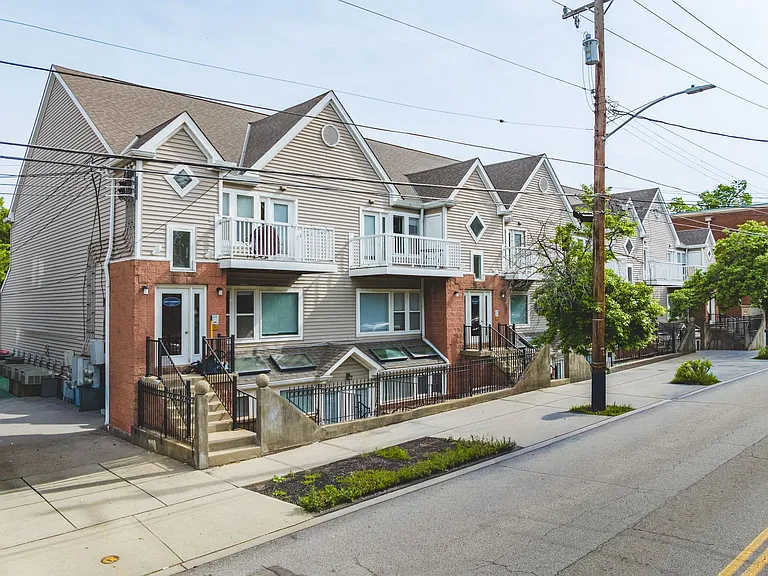 Walk to UC & UC Medical | 1BR/2BR Apartments — Photo 2