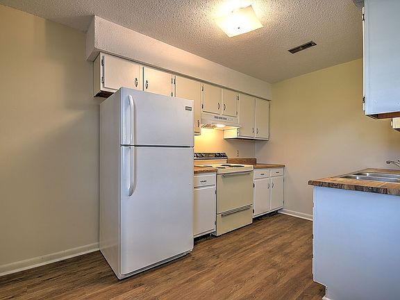 2nd image of 120 Hartshaw Dr APT B13