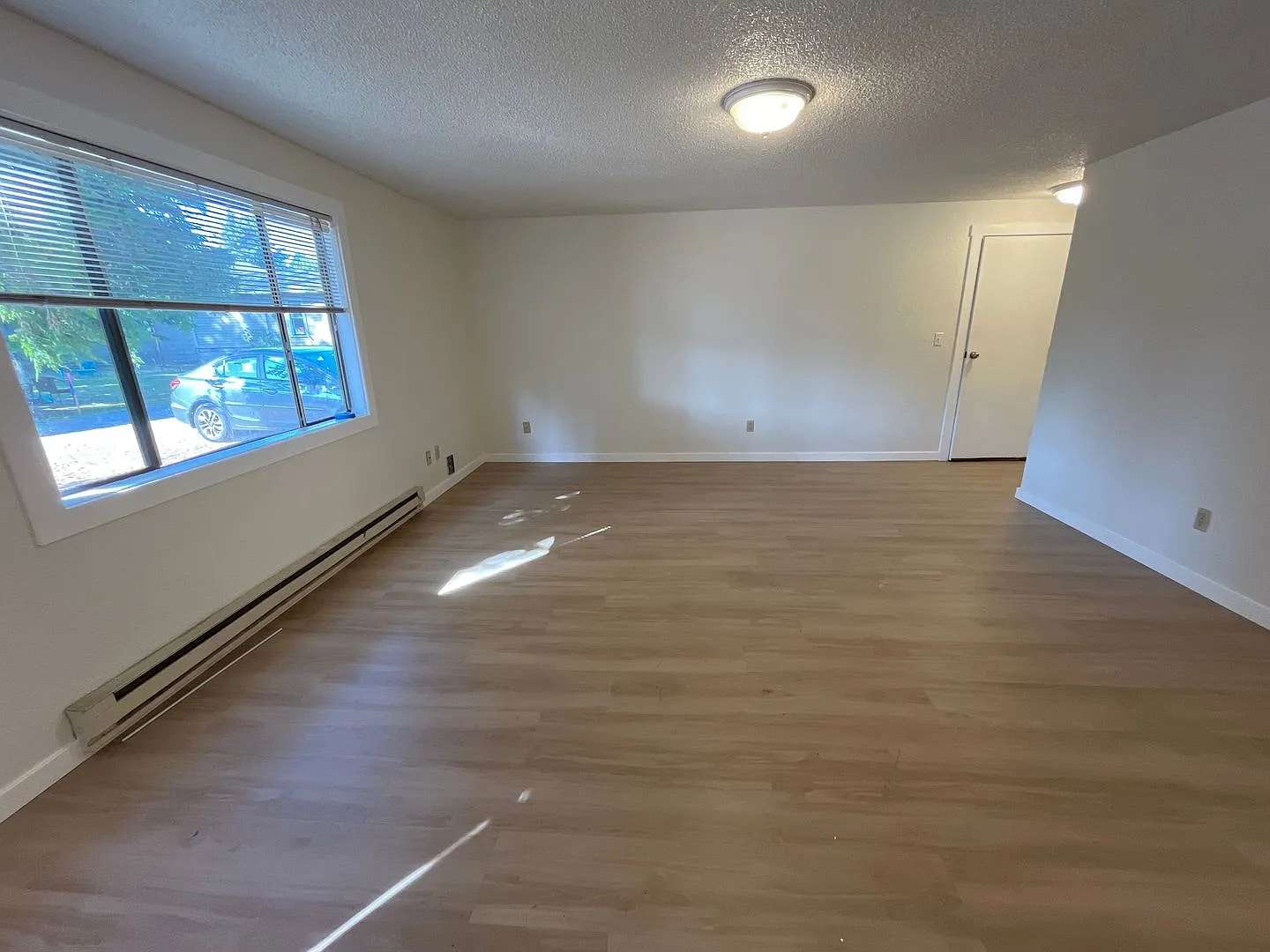 Updated 4 Bedroom 1 bathroom Home — Photo 3