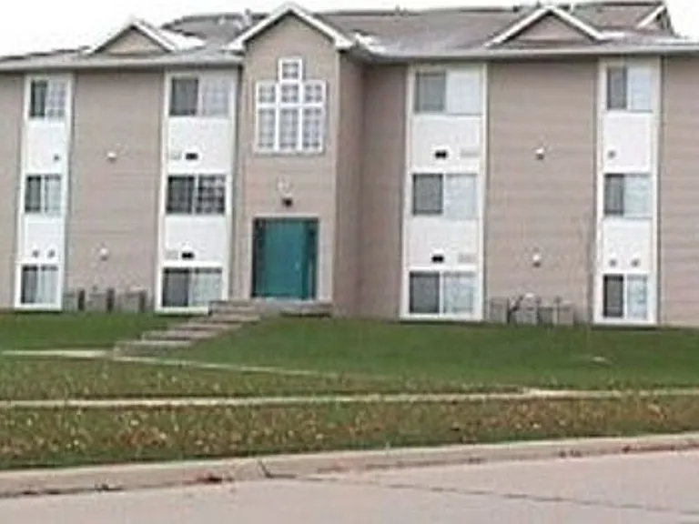 2631 Lakeside Dr — Photo 2