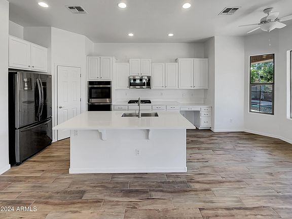 4th image of 434 W REMINGTON Drive