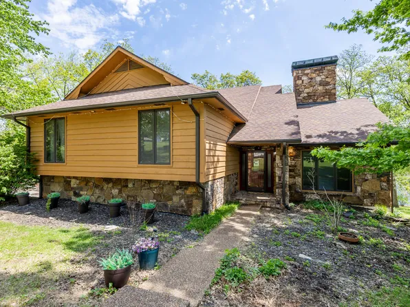17759 Woods Dr, Boonville, MO 65233